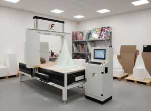 Machine de découpe à fil abrasif - imprimerie PLV